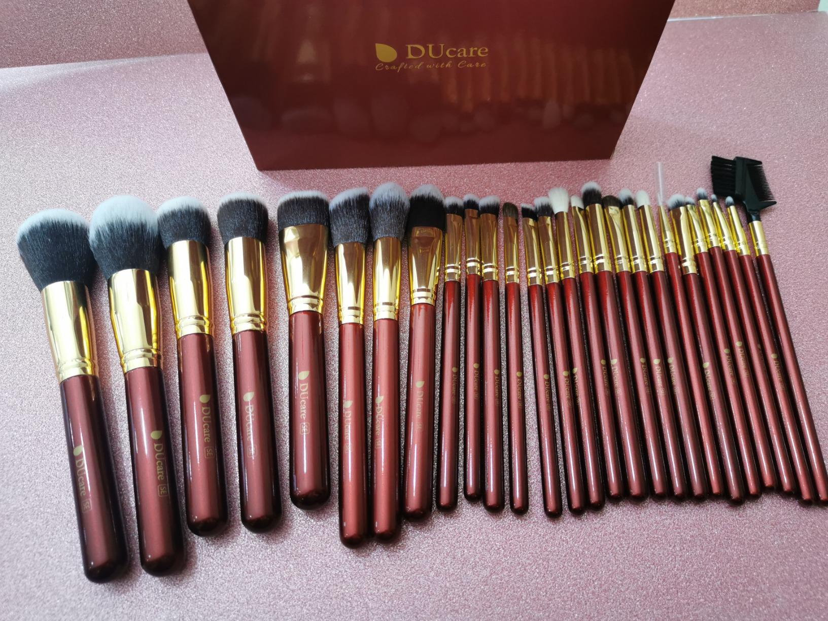 DUcare Set 27 pennelli trucco viso e occhi manico rosso