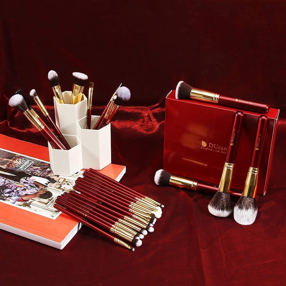DUcare Set 27 pennelli trucco viso e occhi manico rosso